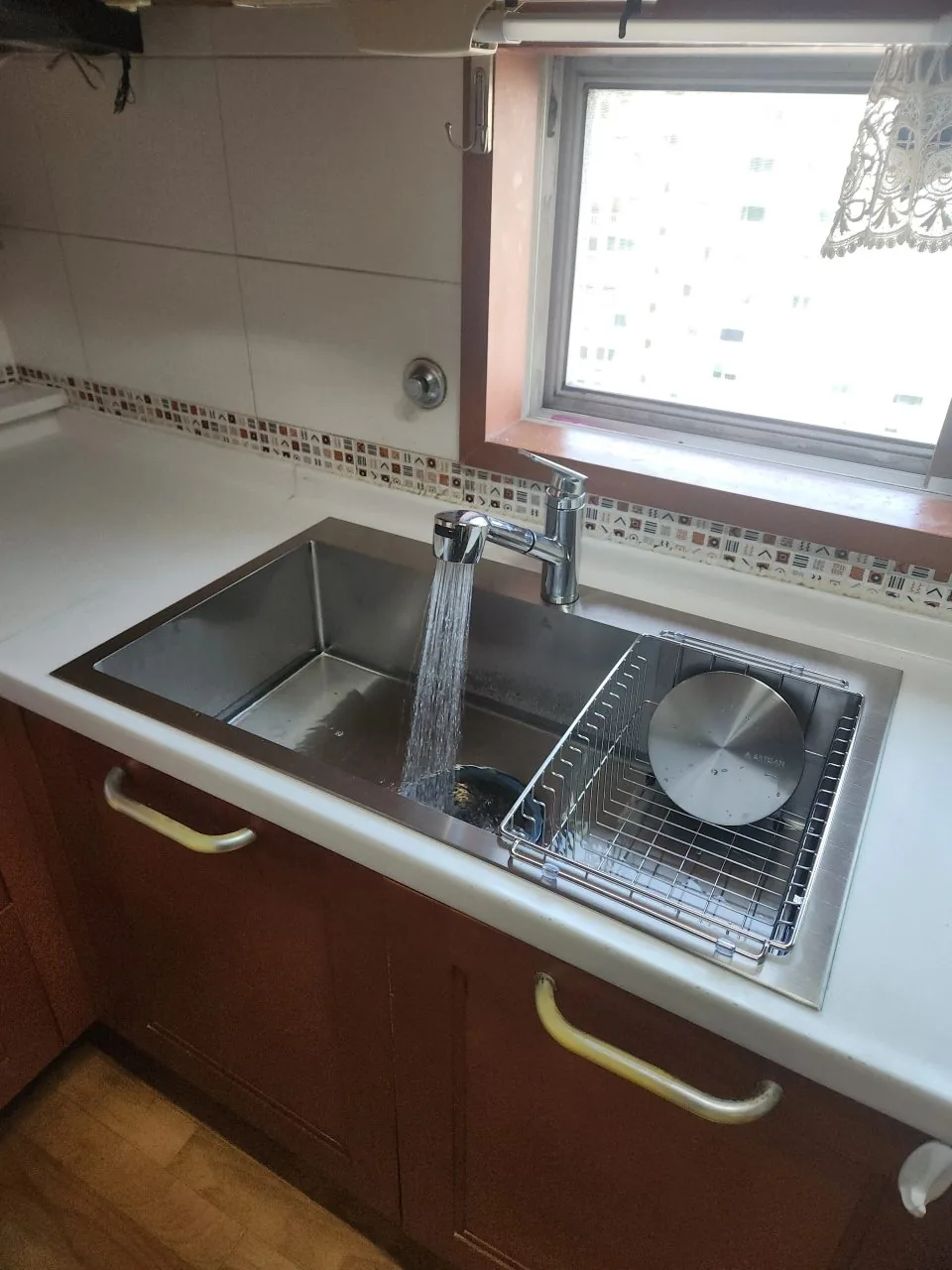 새로 설치한 사각싱크볼에서 물을 트는 모습