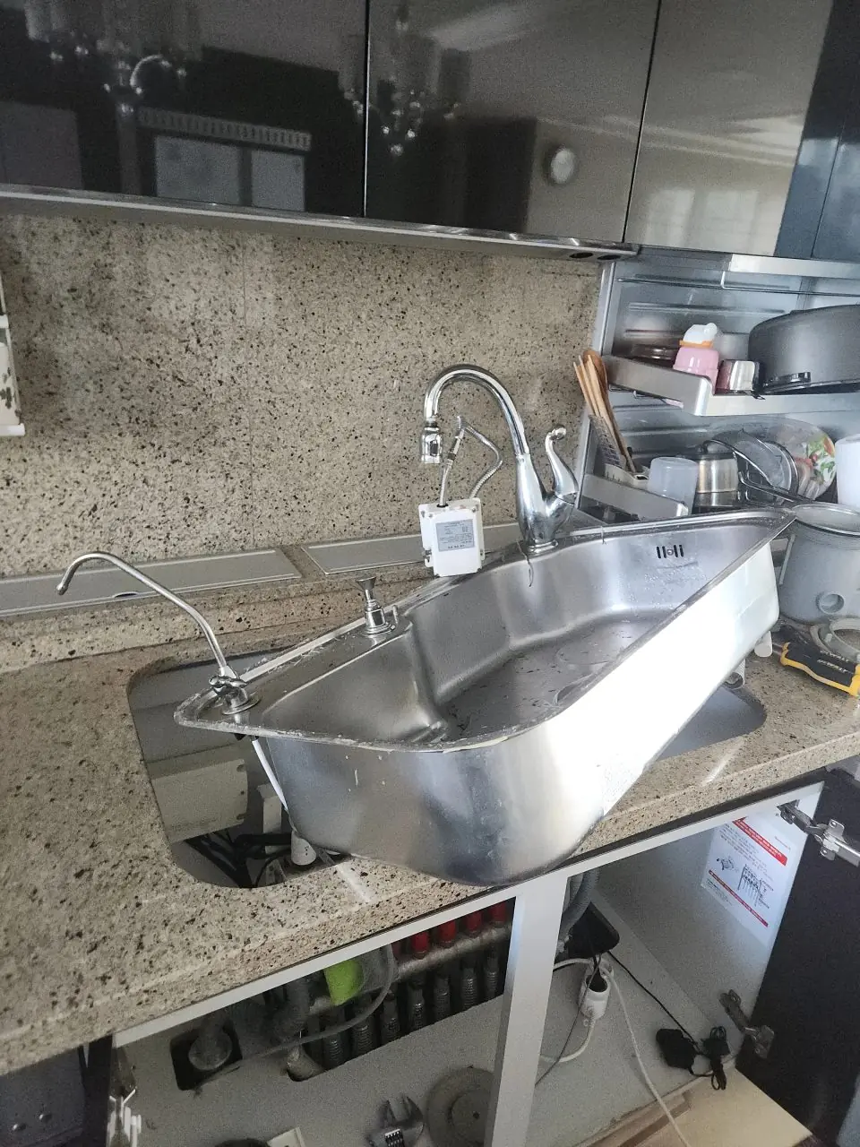 교체 전 찌그러지고 부식된 기존 싱크볼