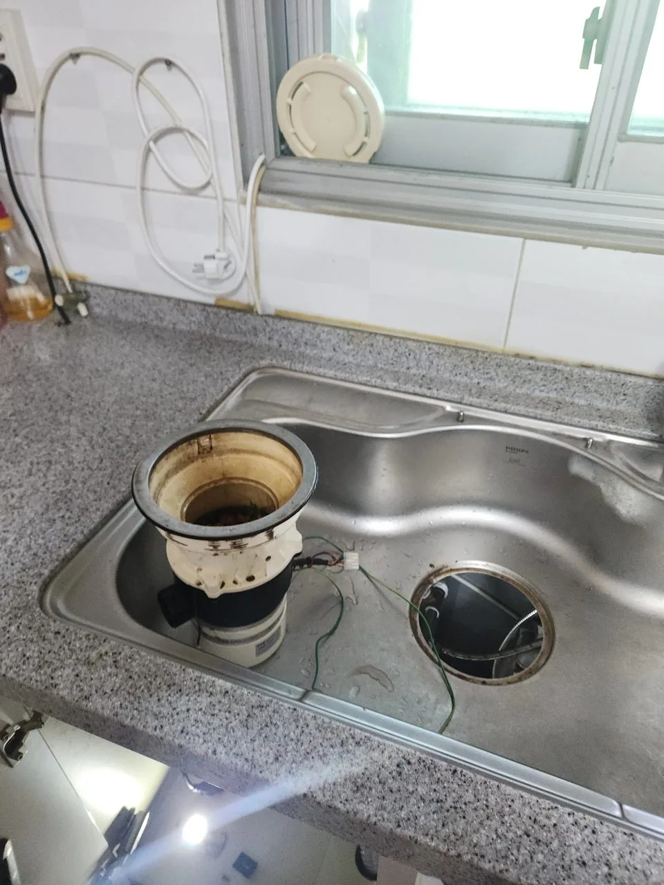 하부 디스포저 신규 배관 작업 중인 모습
