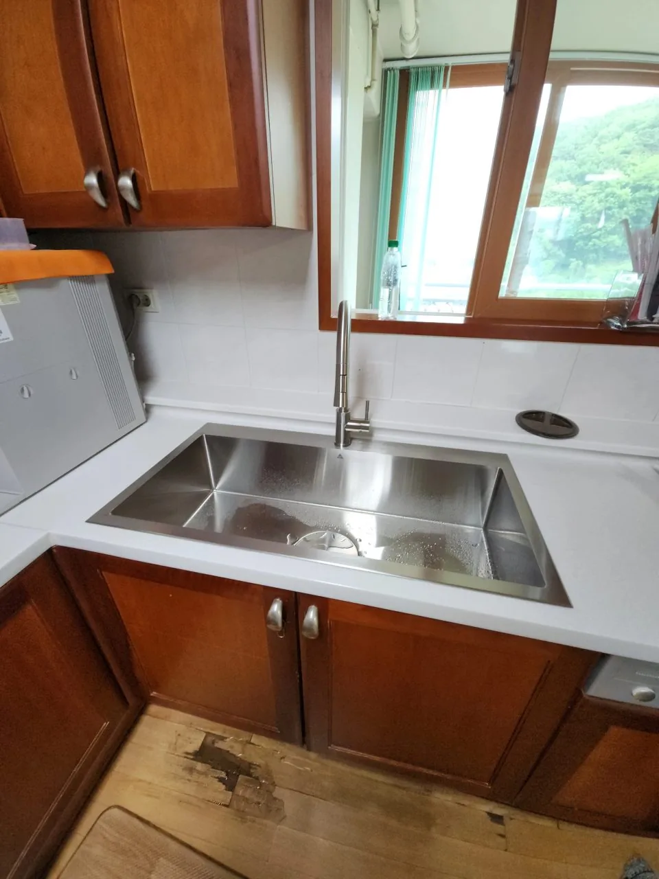 설치 완료된 사각싱크볼과 정수기 코크