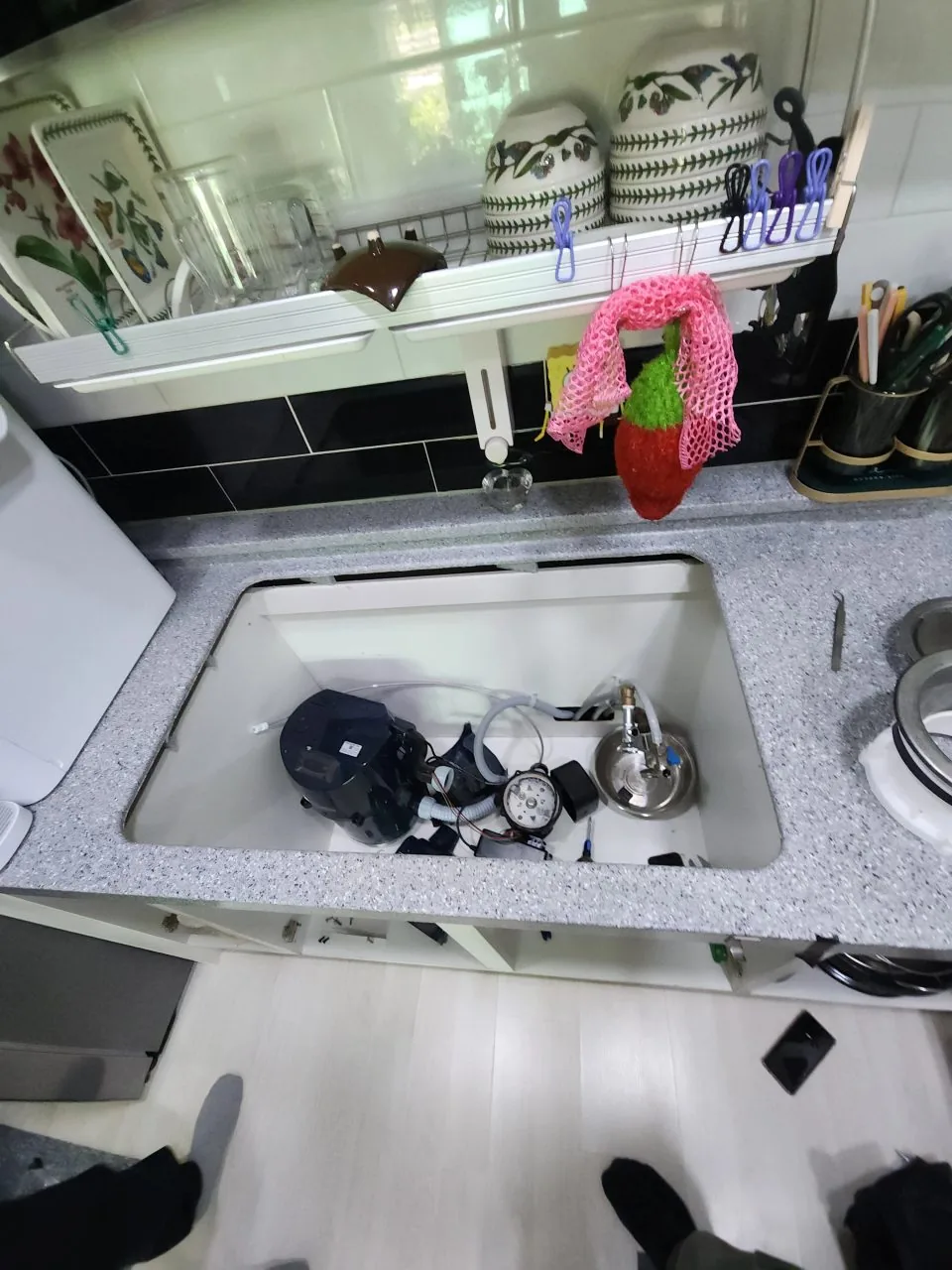 디스포저 신규 설치 작업 중인 모습